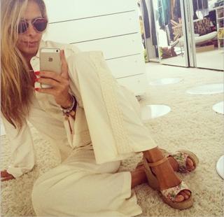 Adriane Galisteu feet photo thumbnail