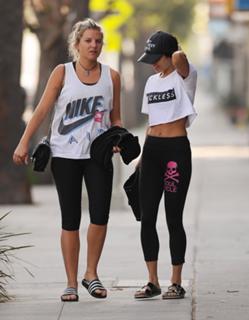 Vanessa Hudgens feet photo thumbnail