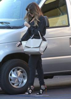 Khloé Kardashian feet photo thumbnail