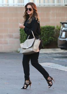 Khloé Kardashian feet photo thumbnail