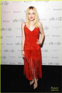 Dakota Fanning feet photo thumbnail