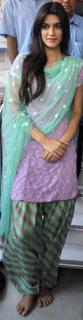 Kriti Sanon feet photo thumbnail
