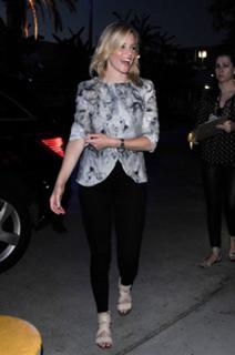 Elizabeth Banks feet photo thumbnail
