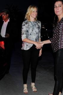 Elizabeth Banks feet photo thumbnail