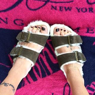Katie Cassidy feet photo thumbnail