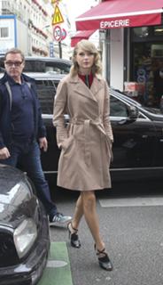 Taylor Swift feet photo thumbnail