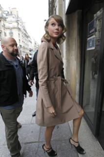 Taylor Swift feet photo thumbnail