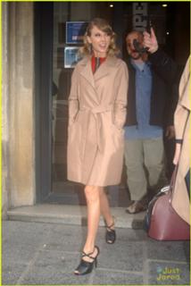 Taylor Swift feet photo thumbnail