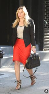 Hilary Duff feet photo thumbnail