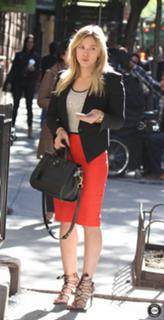 Hilary Duff feet photo thumbnail