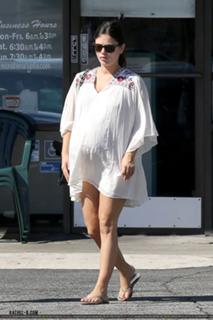 Rachel Bilson feet photo thumbnail