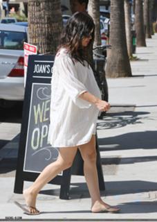 Rachel Bilson feet photo thumbnail