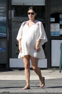 Rachel Bilson feet photo thumbnail