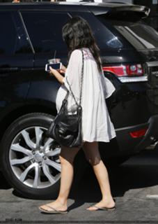 Rachel Bilson feet photo thumbnail