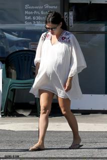 Rachel Bilson feet photo thumbnail