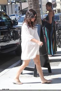 Rachel Bilson feet photo thumbnail