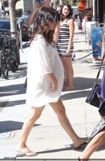 Rachel Bilson feet photo thumbnail