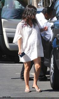 Rachel Bilson feet photo thumbnail