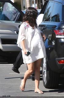 Rachel Bilson feet photo thumbnail