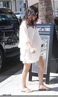 Rachel Bilson feet photo thumbnail