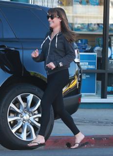Lea Michele feet photo thumbnail