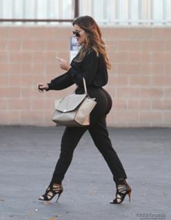 Khloé Kardashian feet photo thumbnail