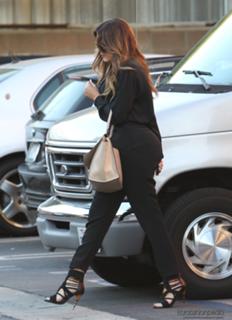 Khloé Kardashian feet photo thumbnail