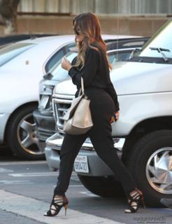 Khloé Kardashian feet photo thumbnail