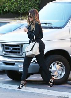 Khloé Kardashian feet photo thumbnail