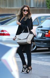 Khloé Kardashian feet photo thumbnail