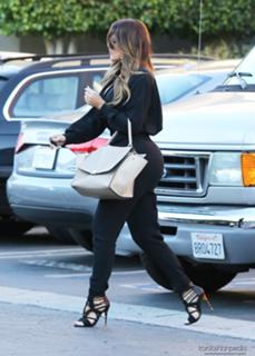 Khloé Kardashian feet photo thumbnail