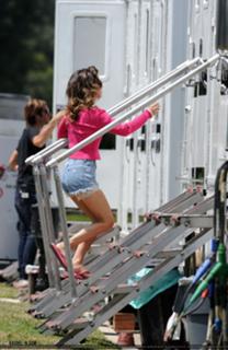 Rachel Bilson feet photo thumbnail