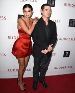 Selena Gomez feet photo thumbnail