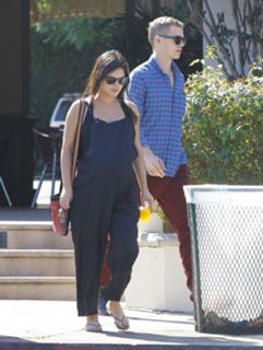 Rachel Bilson feet photo thumbnail