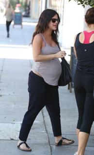 Rachel Bilson feet photo thumbnail