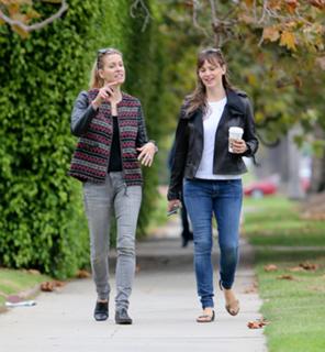 Jennifer Garner feet photo thumbnail