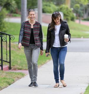 Jennifer Garner feet photo thumbnail
