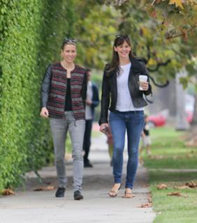 Jennifer Garner feet photo thumbnail
