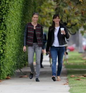 Jennifer Garner feet photo thumbnail