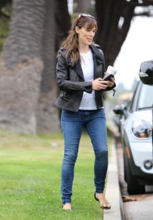Jennifer Garner feet photo thumbnail
