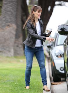 Jennifer Garner feet photo thumbnail