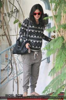 Rachel Bilson feet photo thumbnail