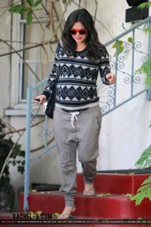 Rachel Bilson feet photo thumbnail
