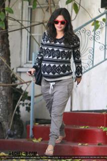 Rachel Bilson feet photo thumbnail
