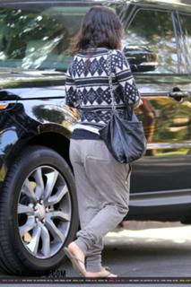 Rachel Bilson feet photo thumbnail