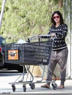 Rachel Bilson feet photo thumbnail