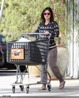 Rachel Bilson feet photo thumbnail