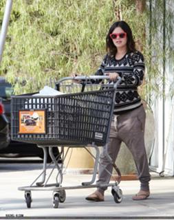 Rachel Bilson feet photo thumbnail