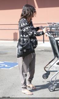 Rachel Bilson feet photo thumbnail