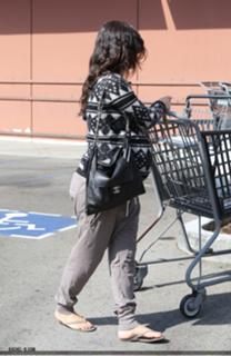 Rachel Bilson feet photo thumbnail